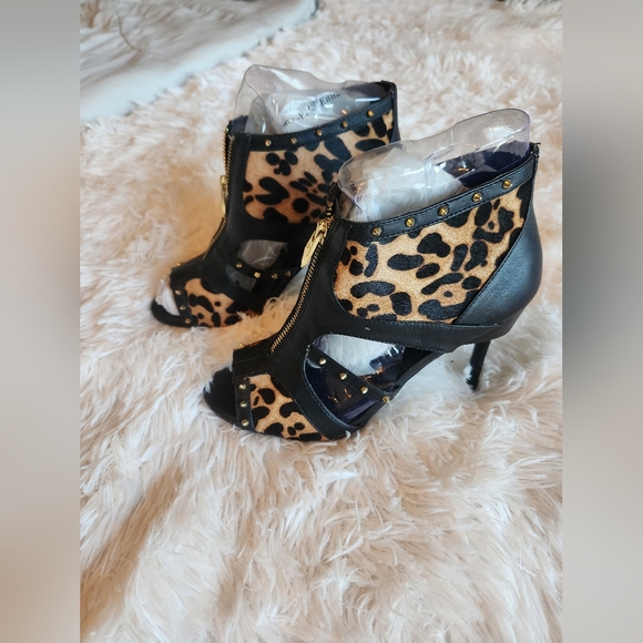 FERGIE WOMEN'S DECOY DRESS ZIP FRONT OPEN TOE ANIMAL PRINT GOLD STUDS SZ 7.5 - Picture 3 of 8